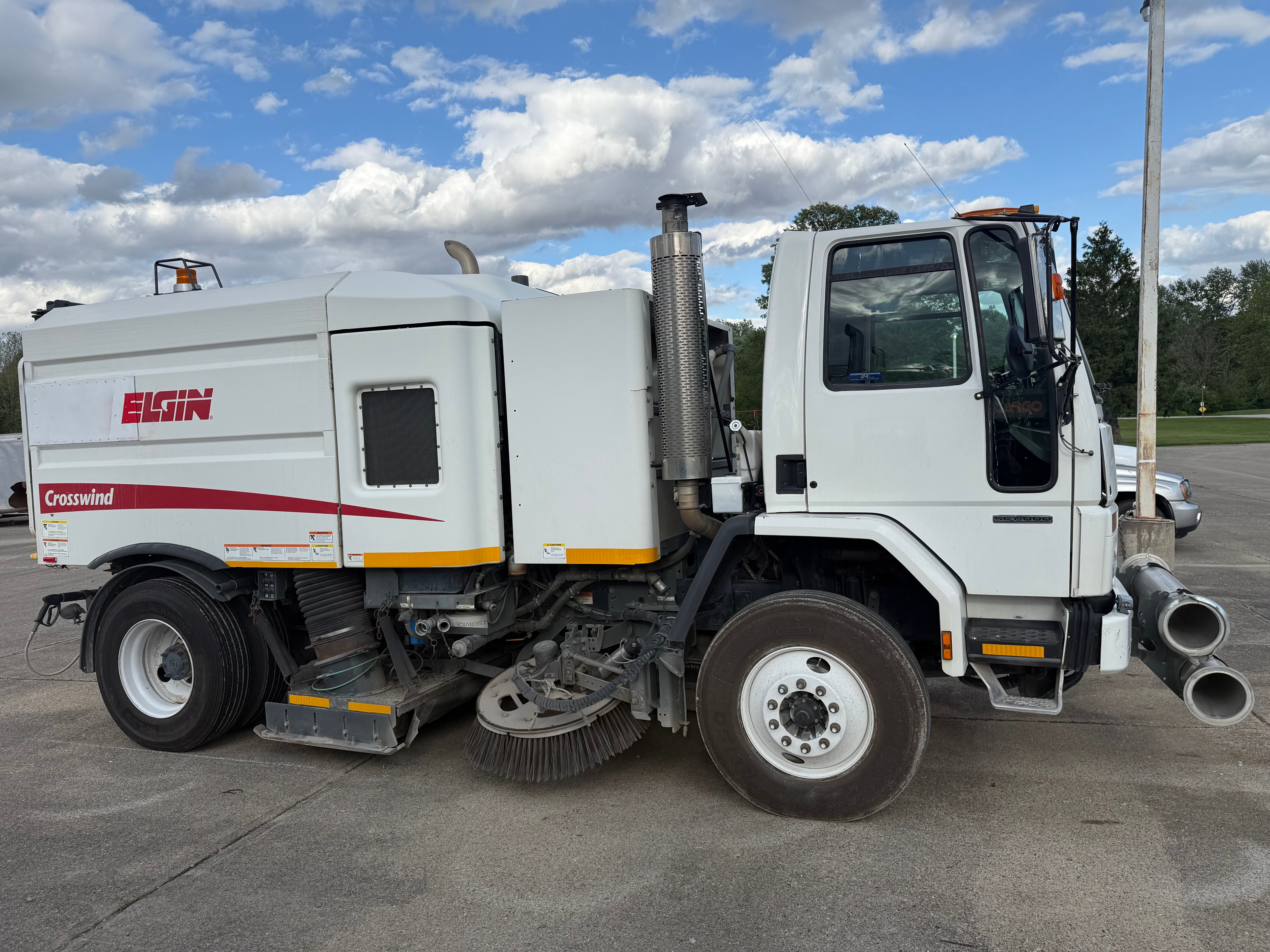 Heavy-duty street sweeper